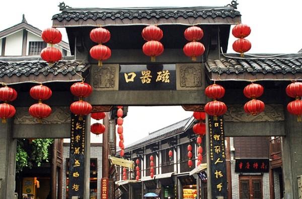 外地游客逛早市遇鱿鱼“刺客”，市场管理员霸气撑腰：“你砸我们早市碗，我砸你的锅！”